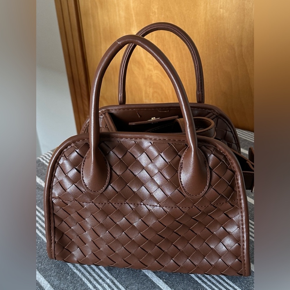 Urban Expressions Purse with shoulder strap
Color: brown